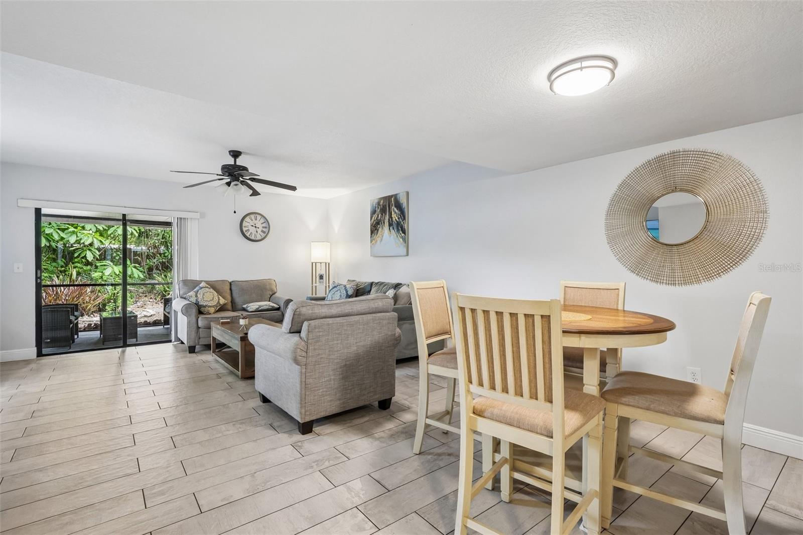 2417 W STROUD AVE — photo 10