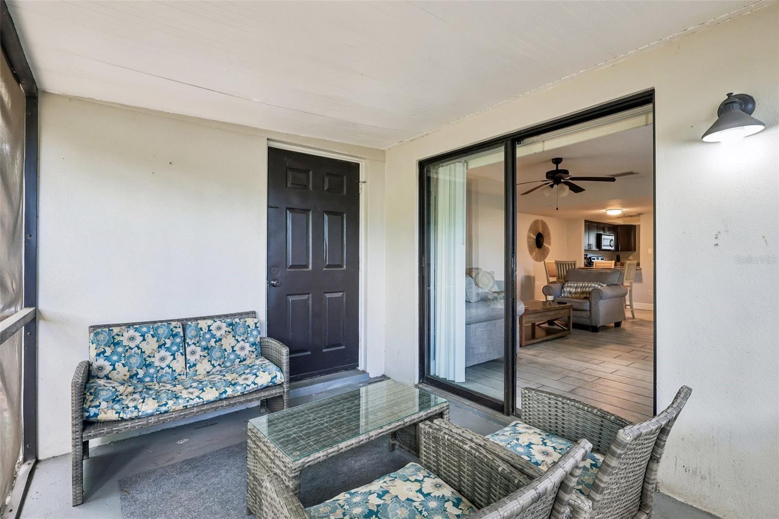 2417 W STROUD AVE — photo 32