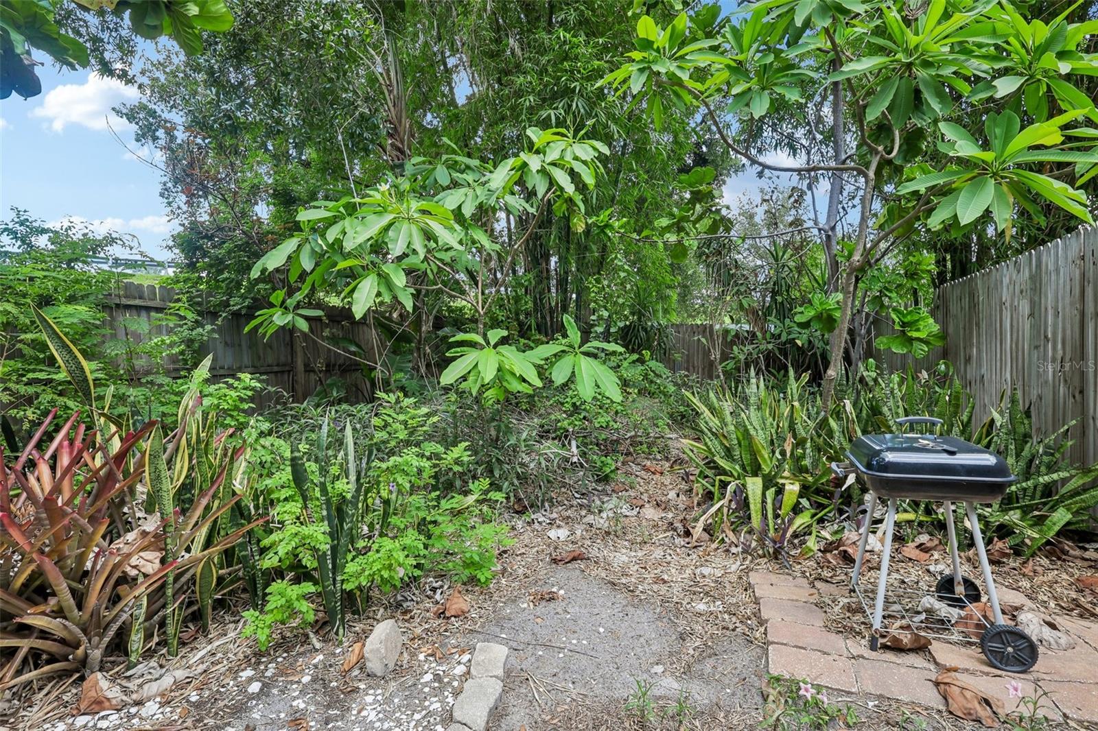 2417 W STROUD AVE — photo 36