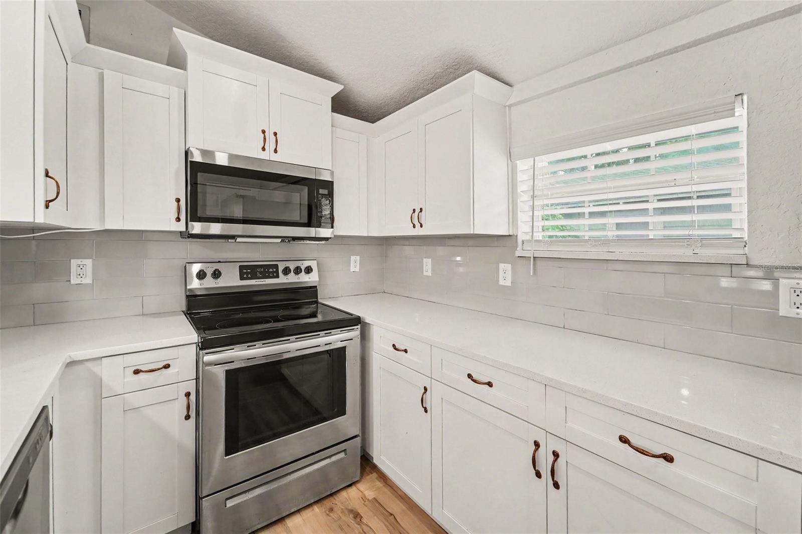 800 E GENESEE ST — photo 8