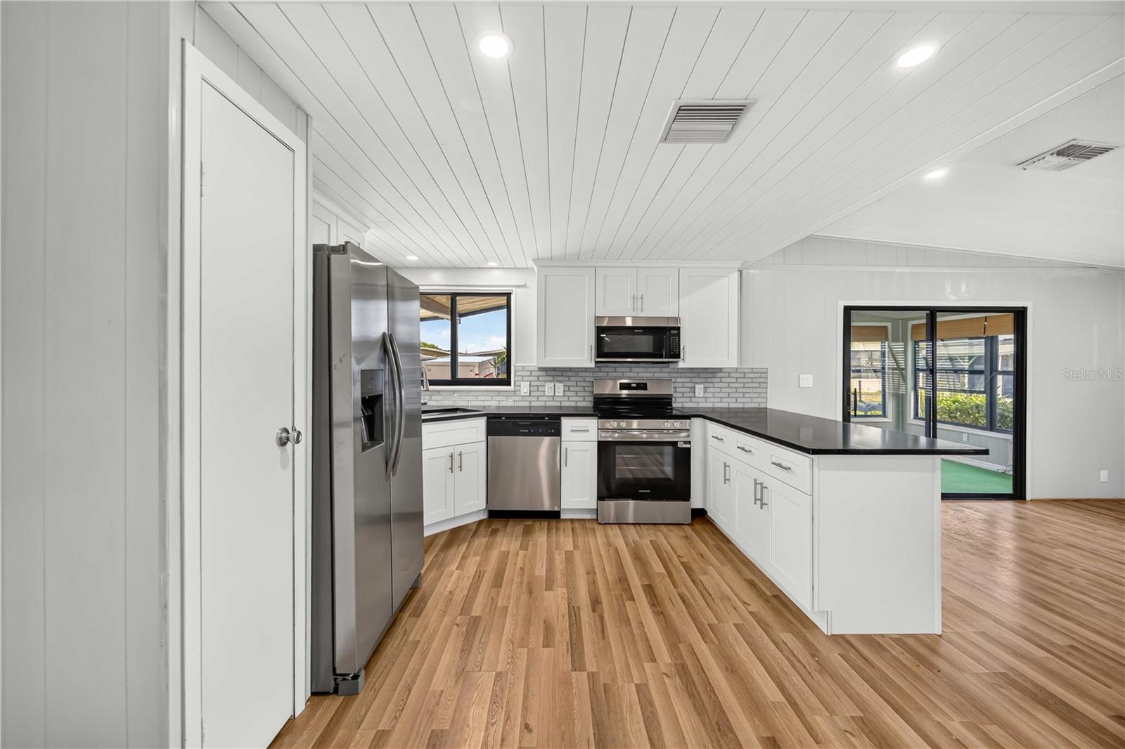 141 RAROTONGA RD — photo 28