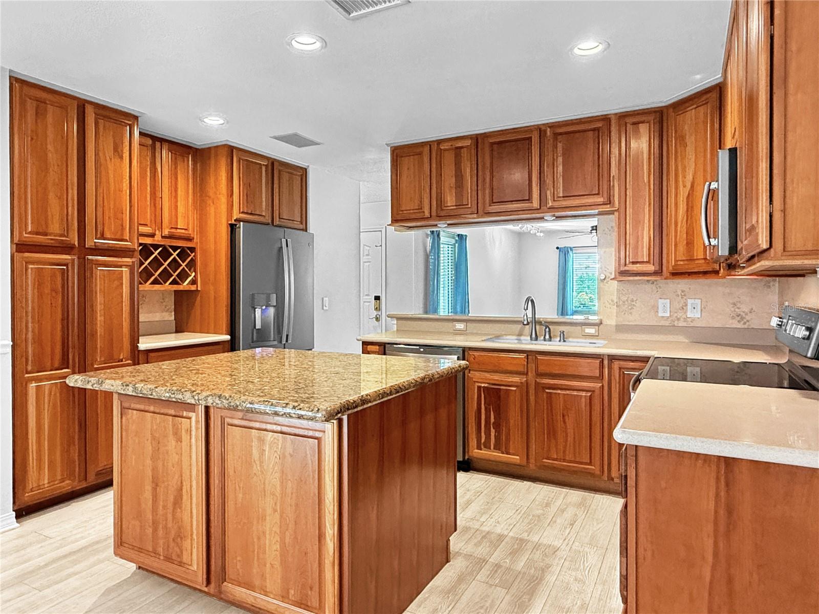 1583 REDWOOD AVE — photo 14