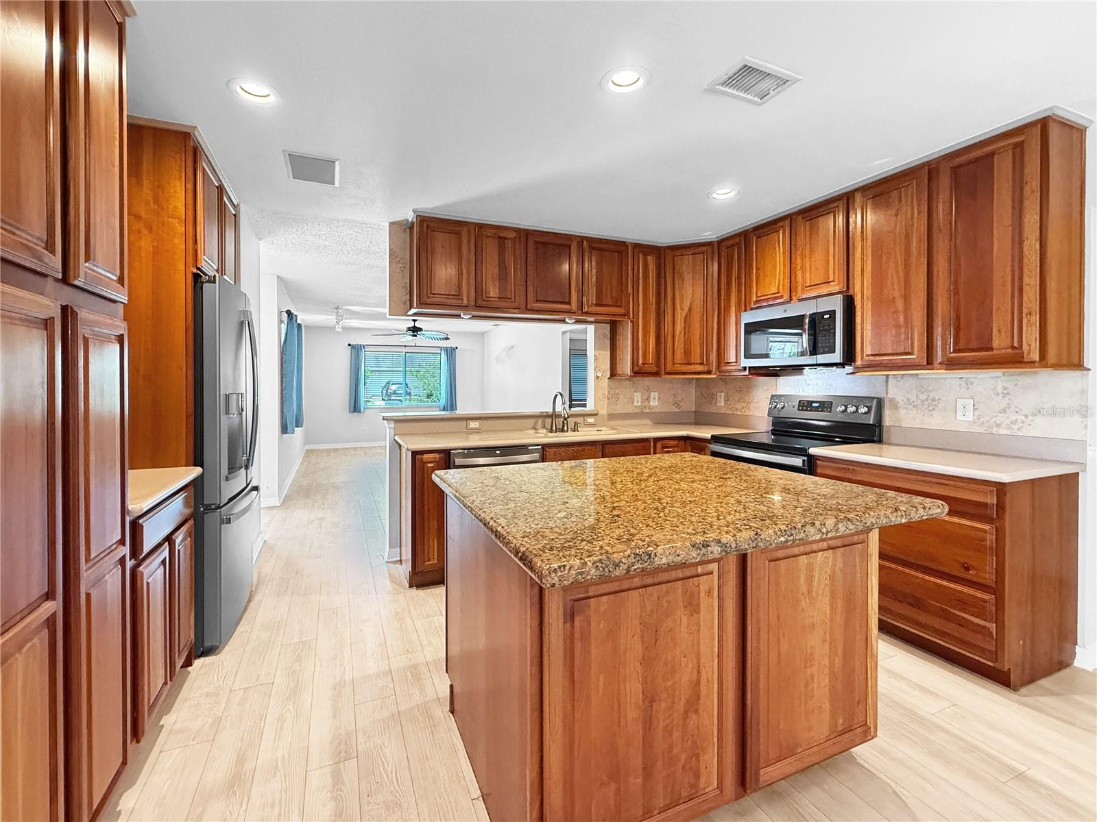 1583 REDWOOD AVE — photo 13