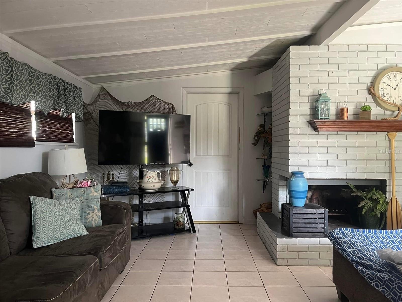 1529 W RIVER LN — photo 3