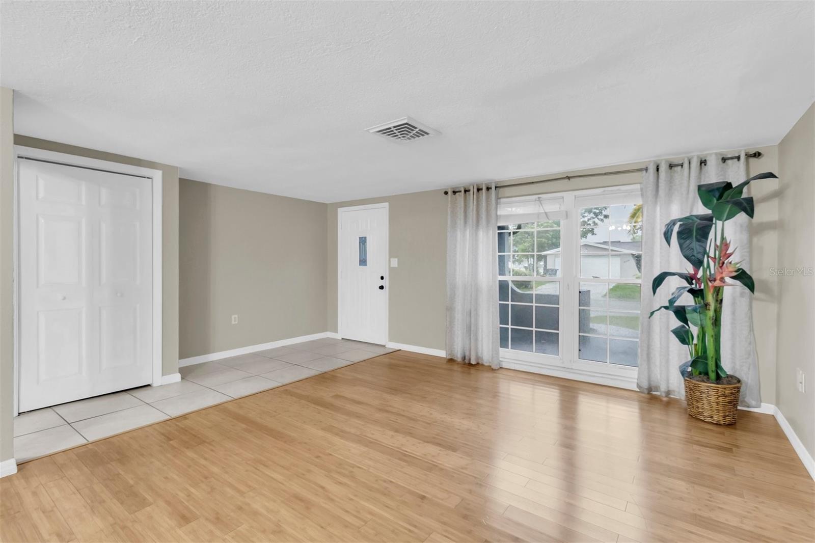9203 GREENBRIAR LN — photo 8