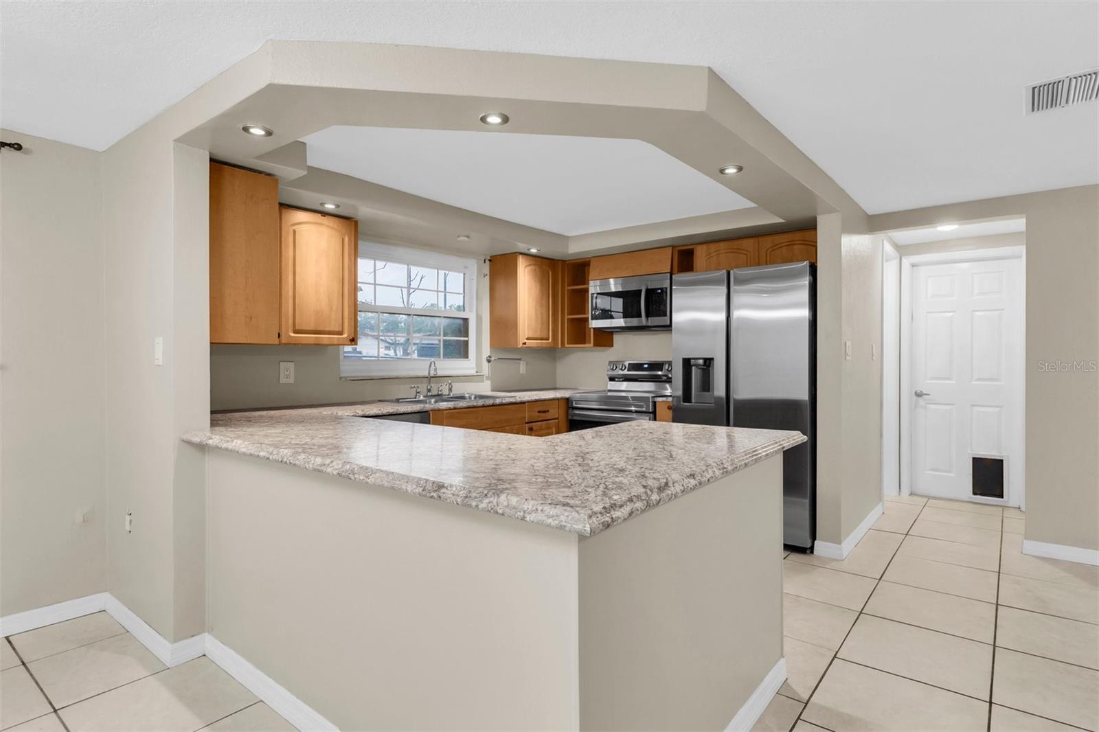9203 GREENBRIAR LN — photo 9
