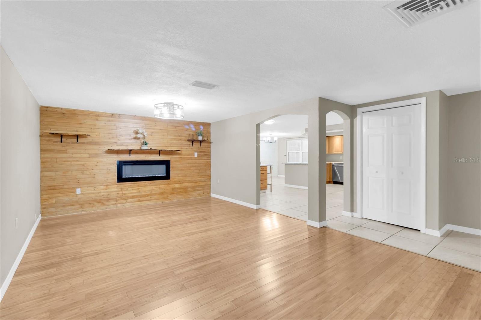 9203 GREENBRIAR LN — photo 2