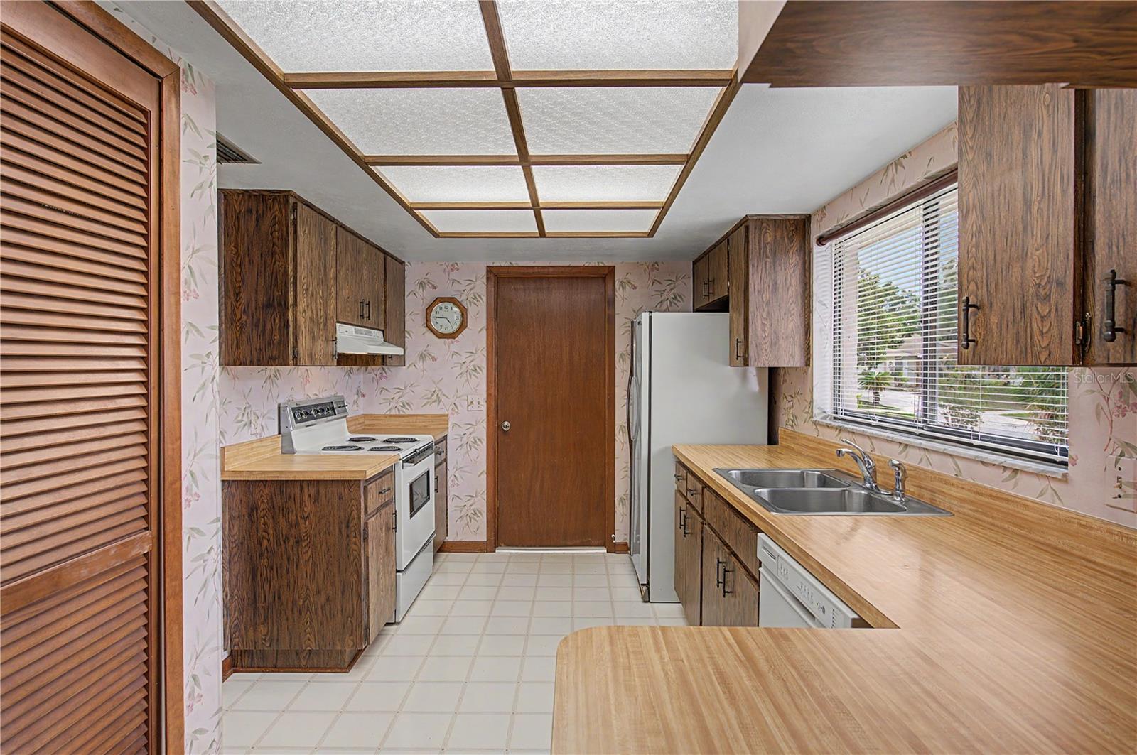 901 TARAWOOD LN — photo 17
