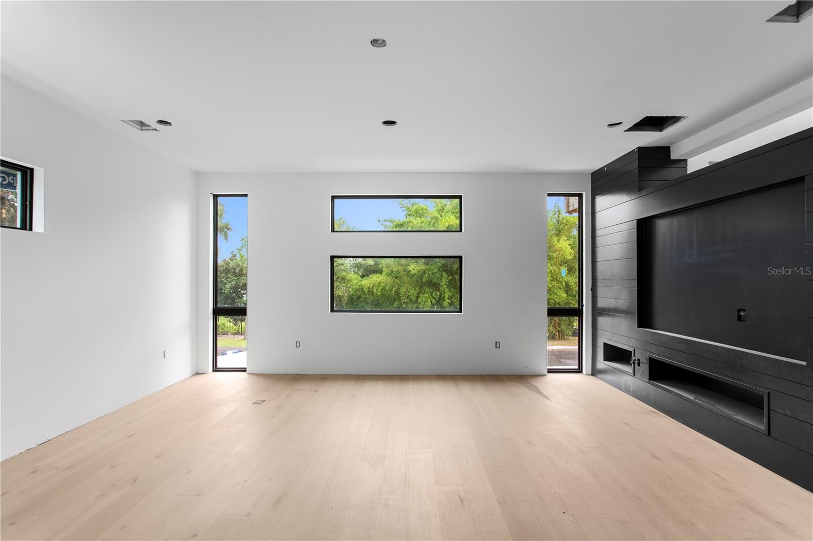 2309 N RIVERSIDE DR — photo 8