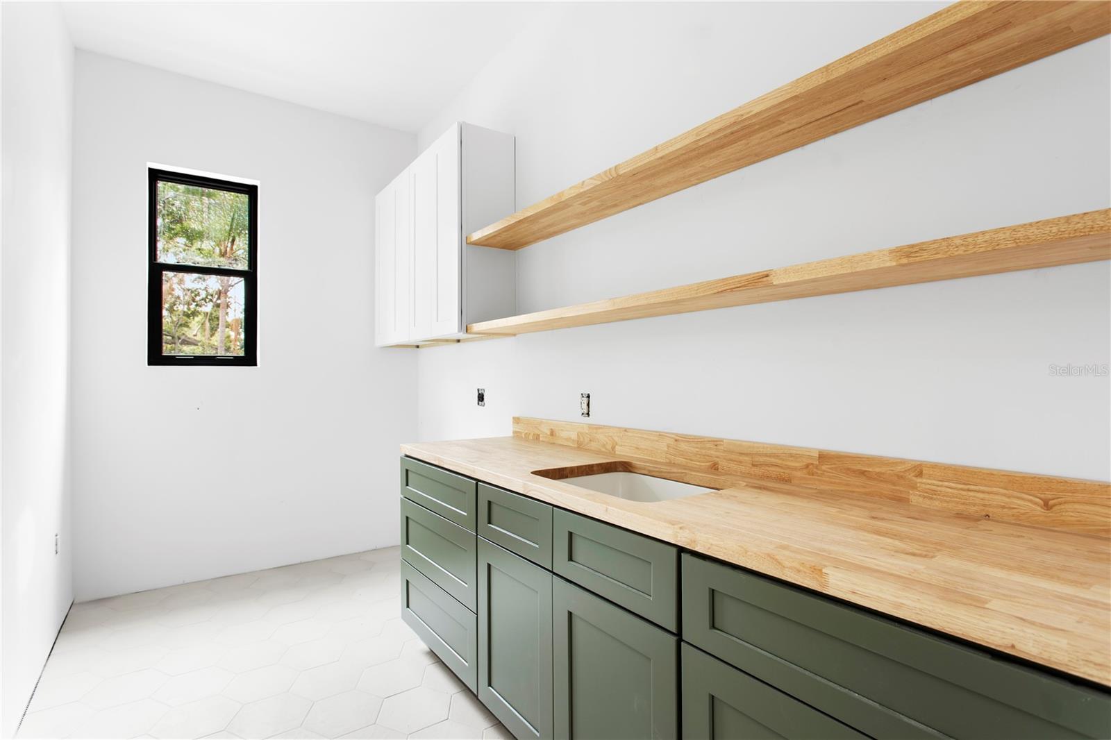 2309 N RIVERSIDE DR — photo 16