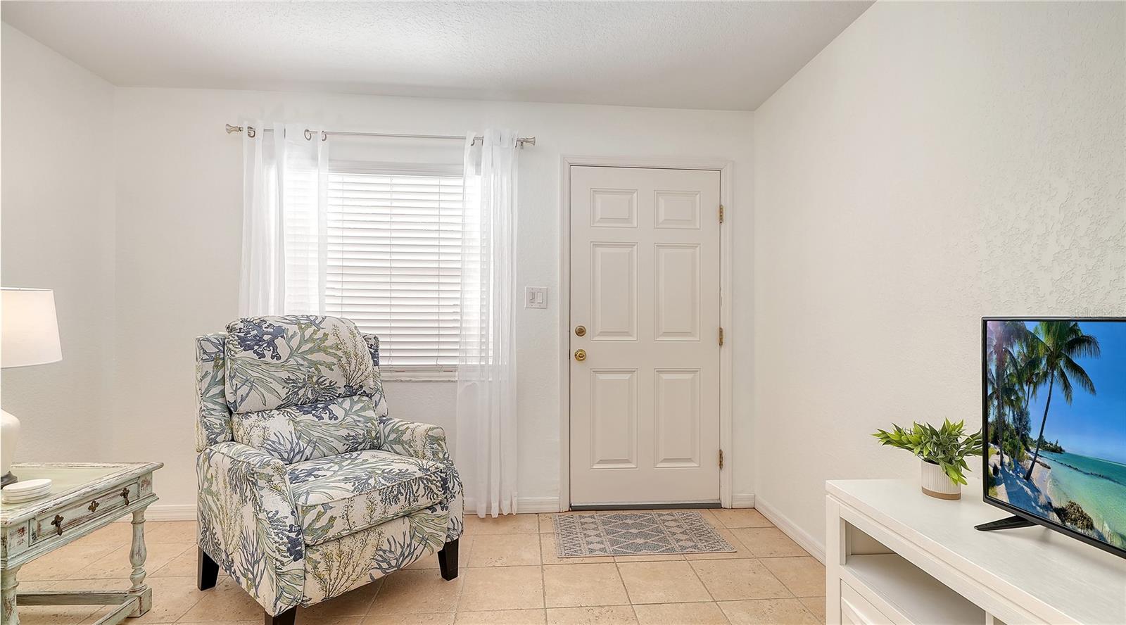 1749 HILLVIEW ST #1 — photo 4