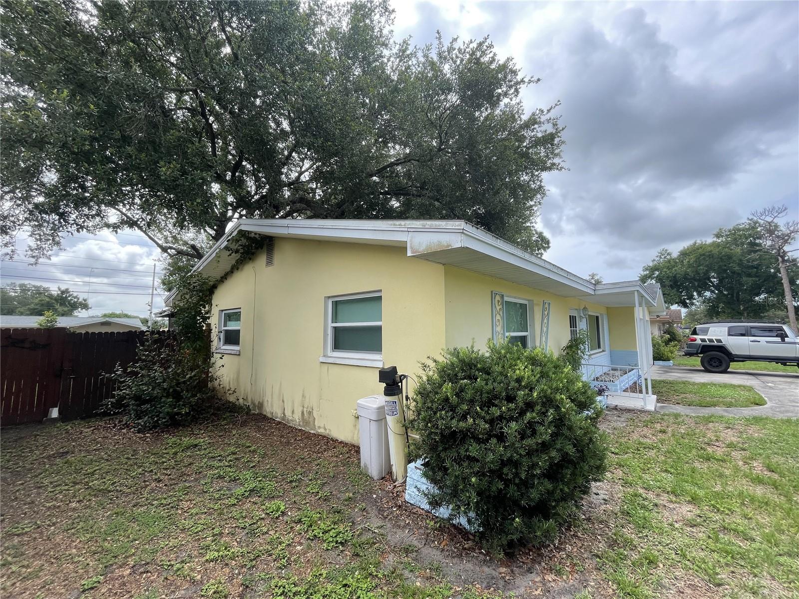 635 DEVILLE DR E — photo 2