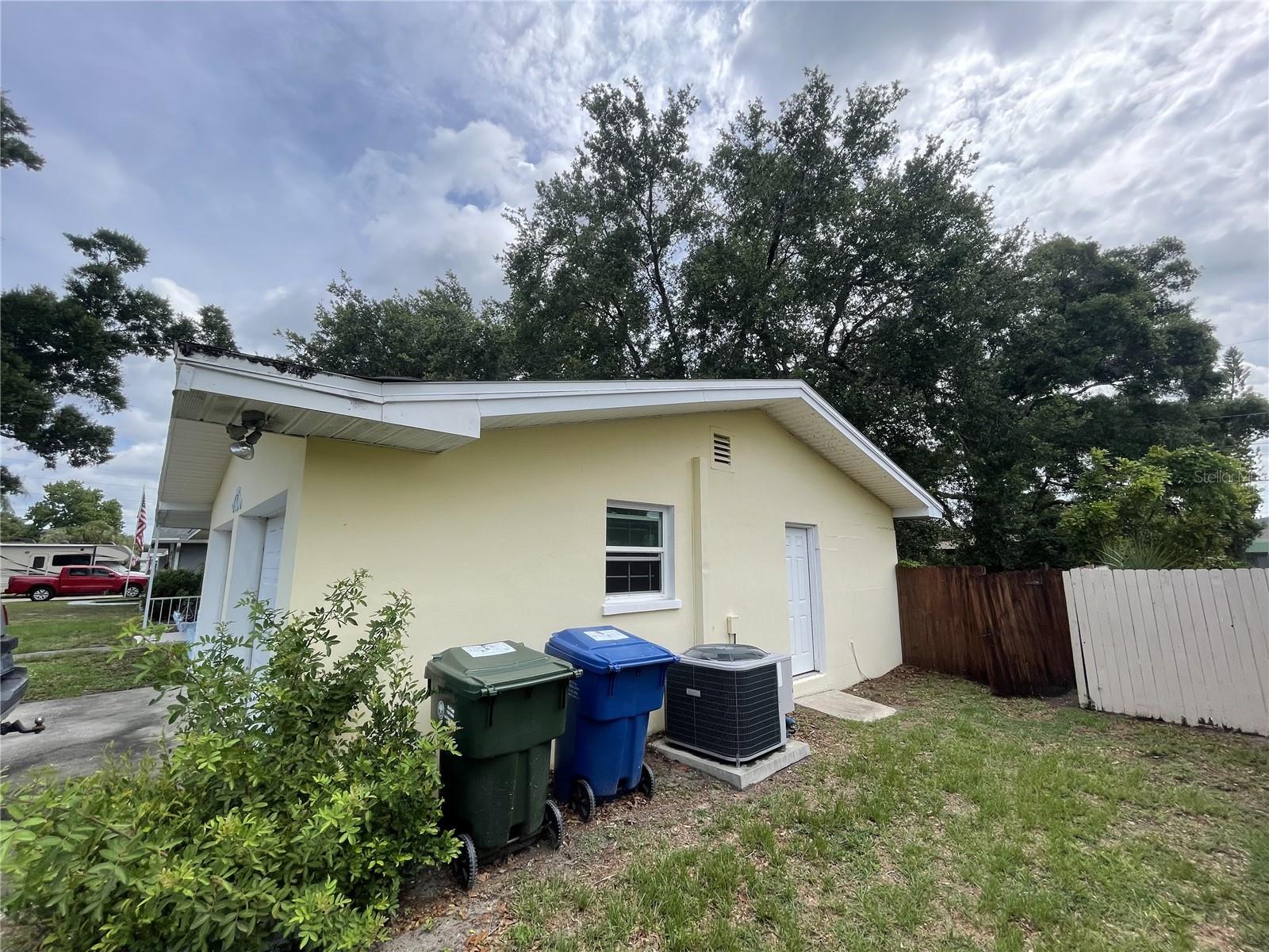 635 DEVILLE DR E — photo 3