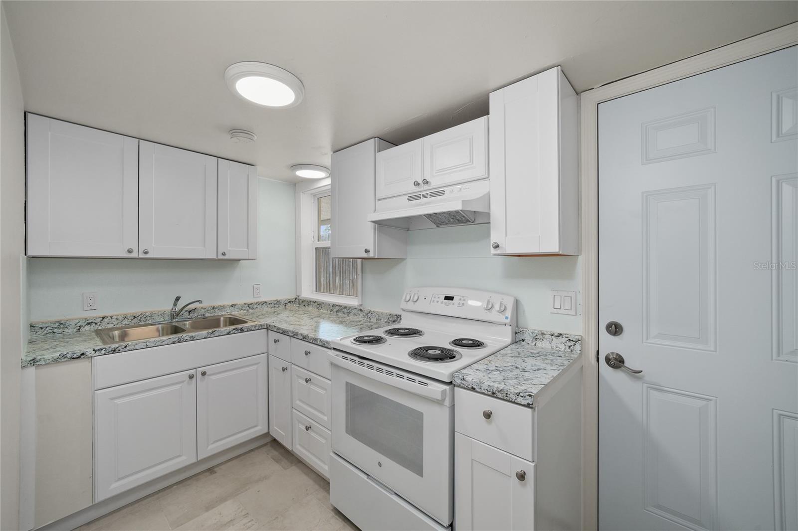 4615 N HESPERIDES ST — photo 2