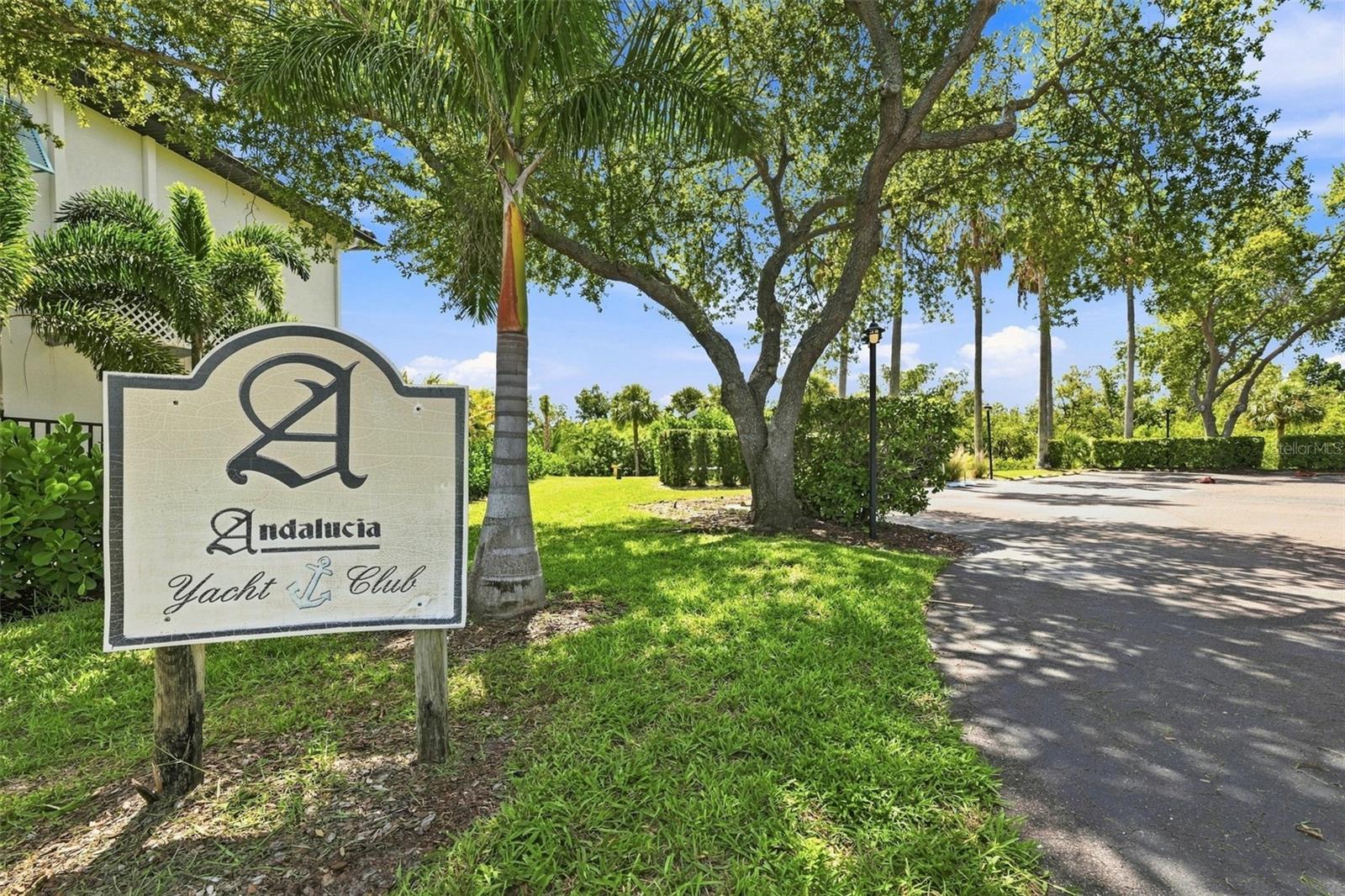 6111 LAGOMAR LN — photo 9