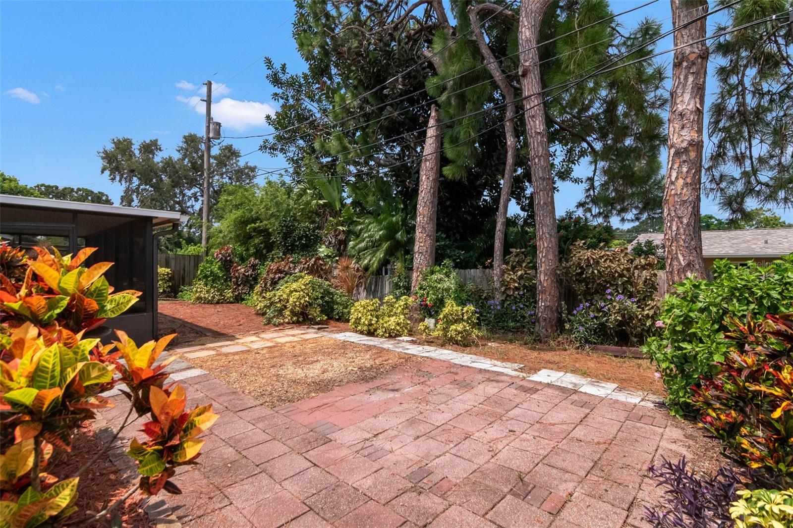1150 BROOK DR W — photo 40