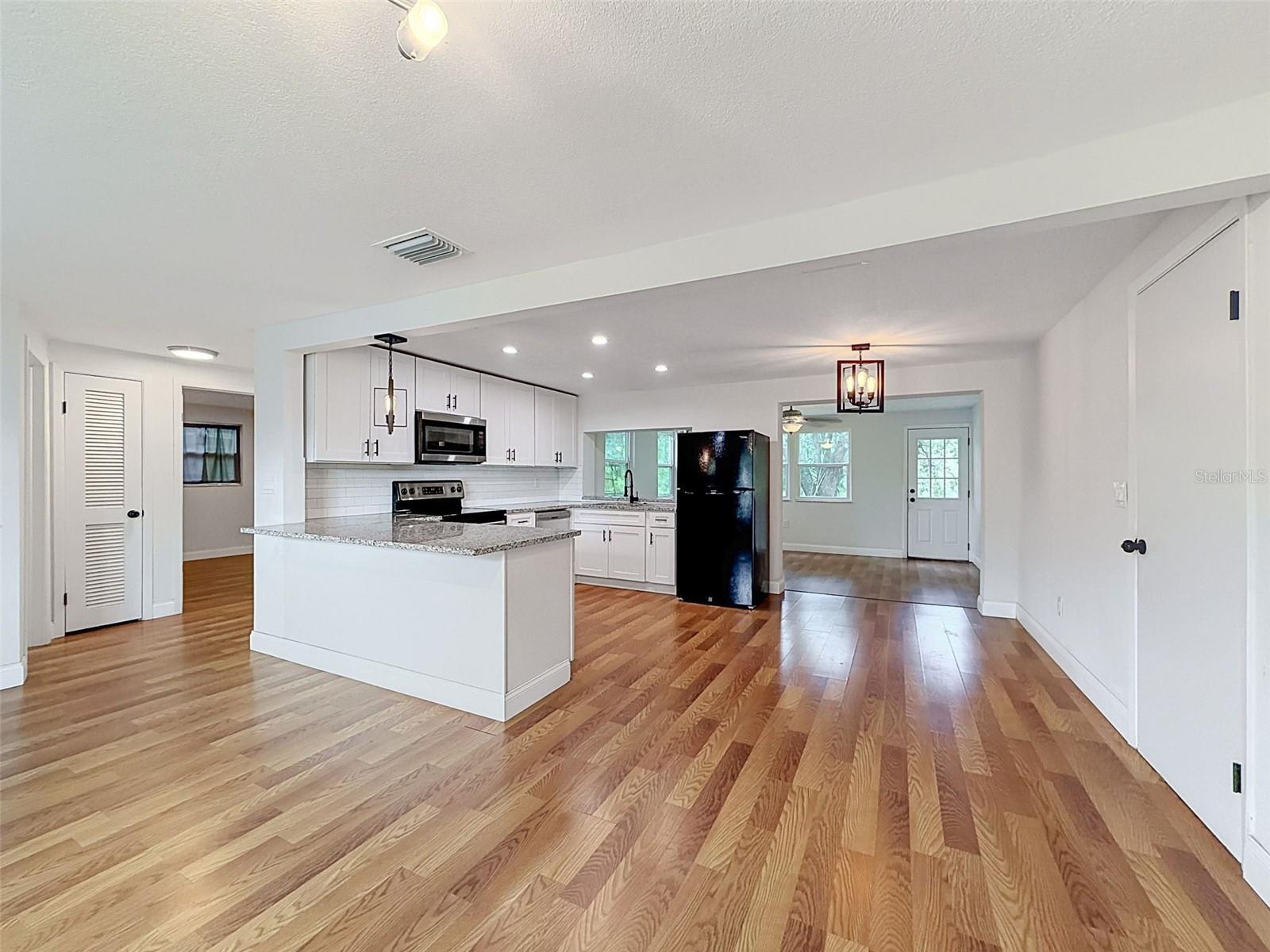 6845 MEDLAR DR — photo 6