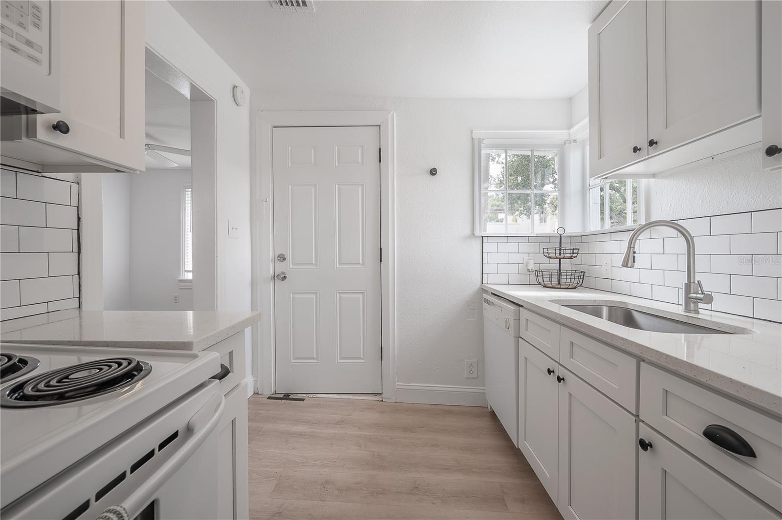 405 E CAYUGA ST — photo 35