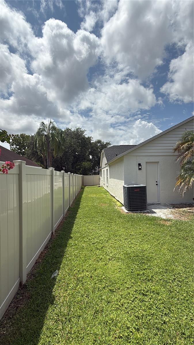 9207 MILL CIR — photo 23