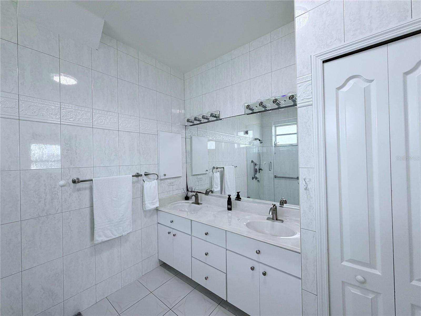 219 VENETIA AVE — photo 23