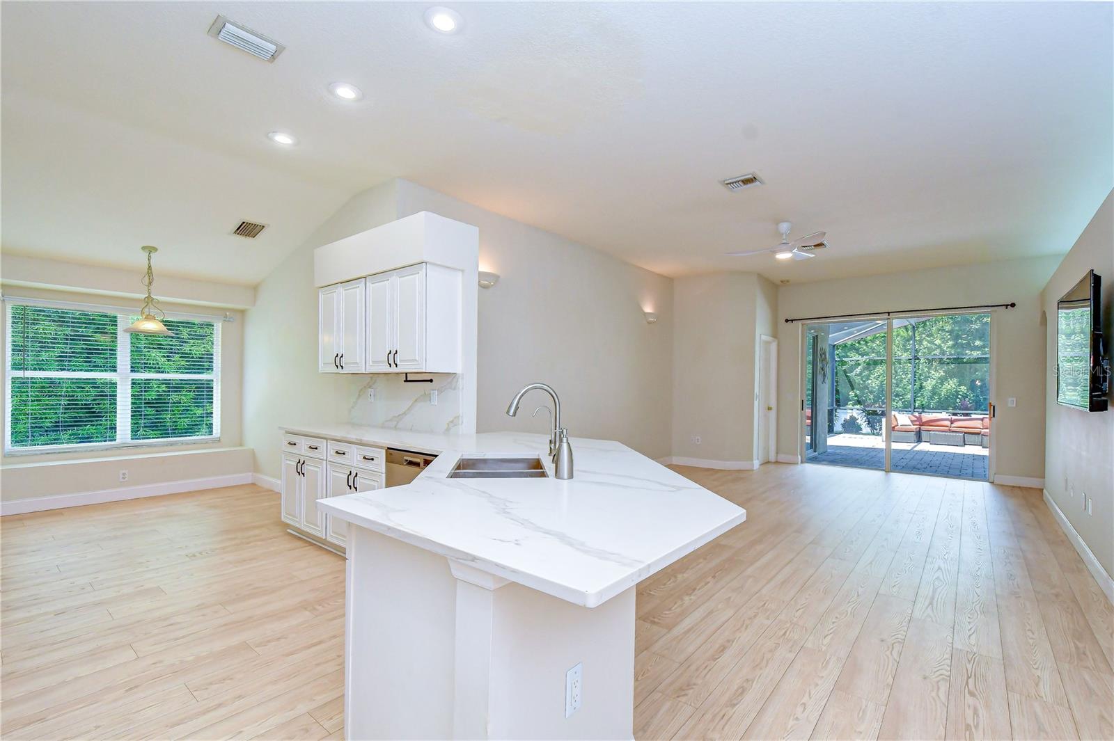 19707 ELLENDALE DR — photo 10