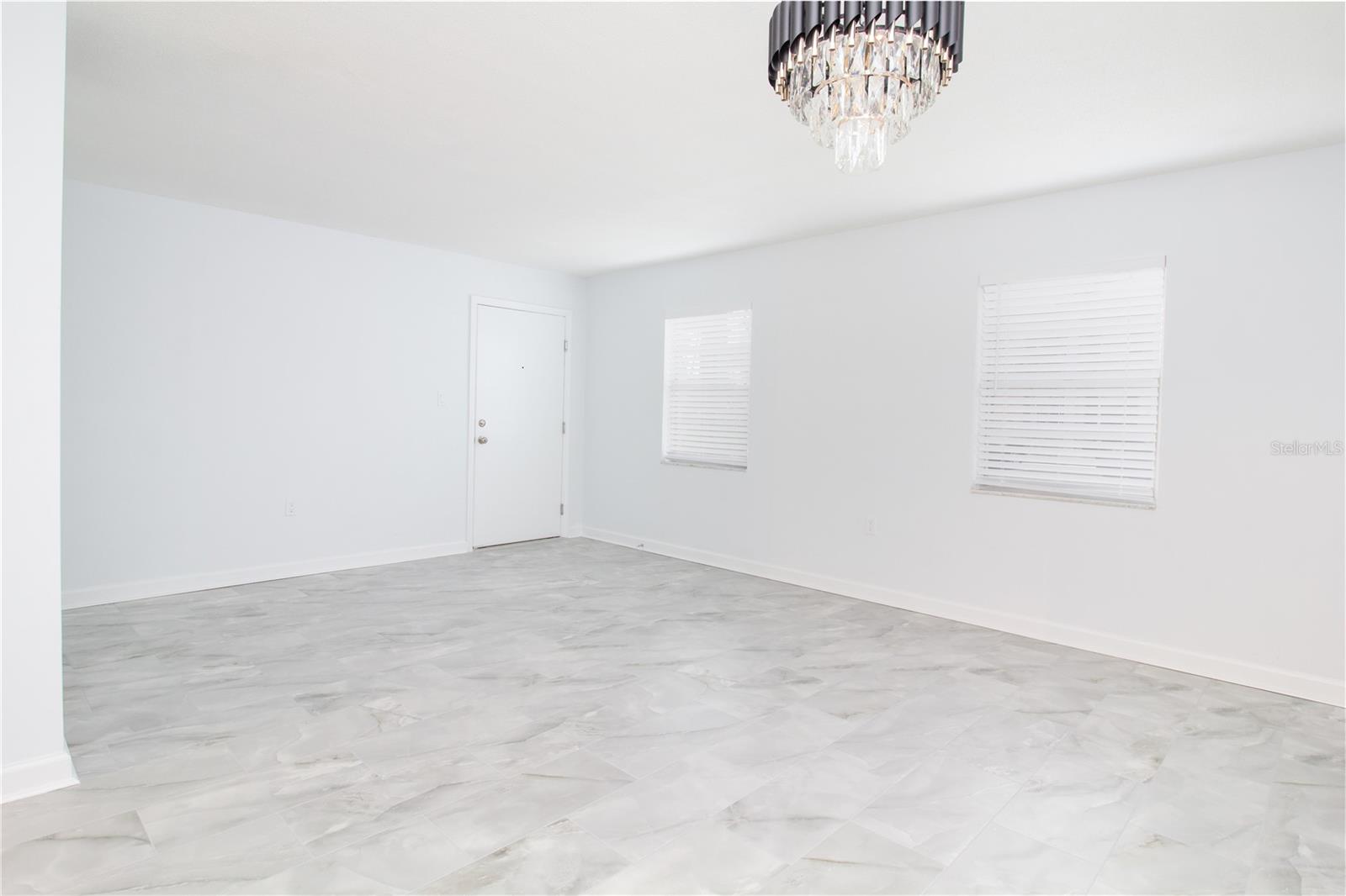 1115 RUE DES CHATEAUX #1A — photo 2
