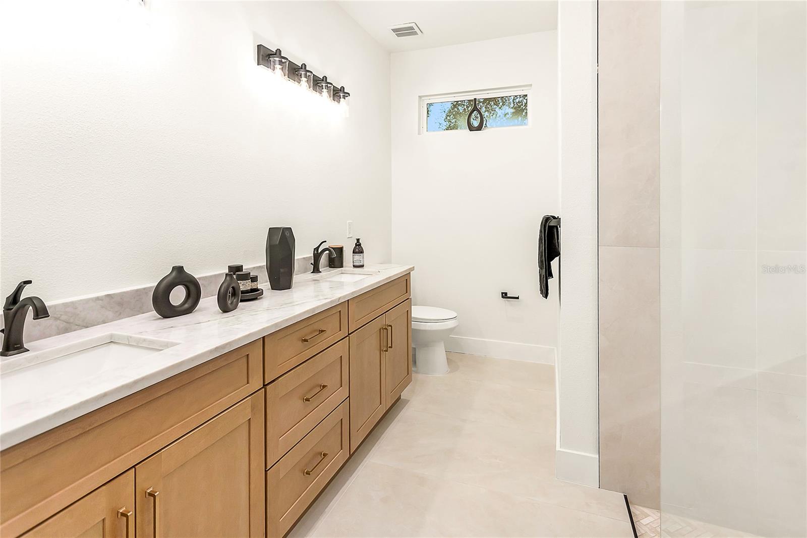 2922 W GIDDENS AVE — photo 11