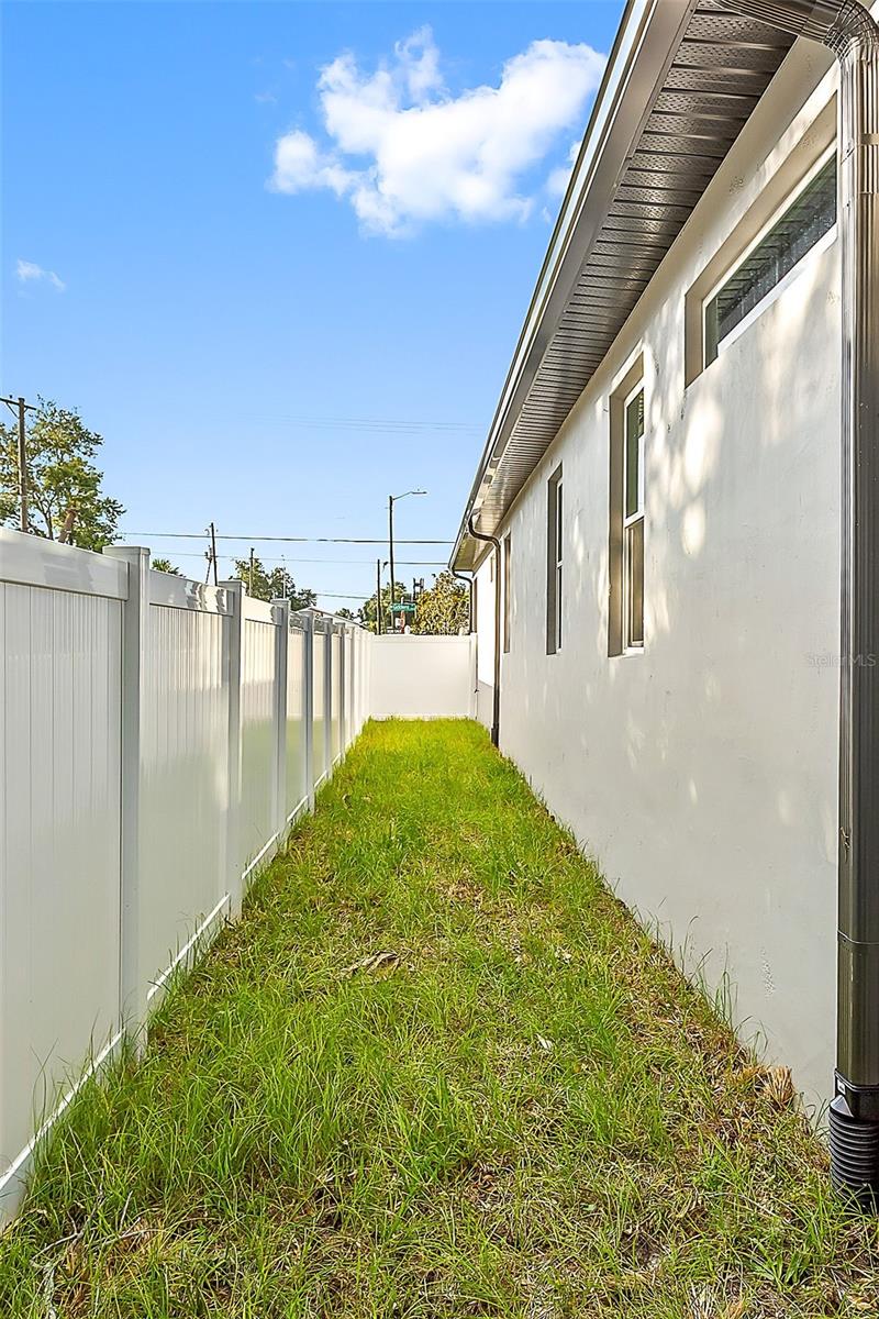 2922 W GIDDENS AVE — photo 19