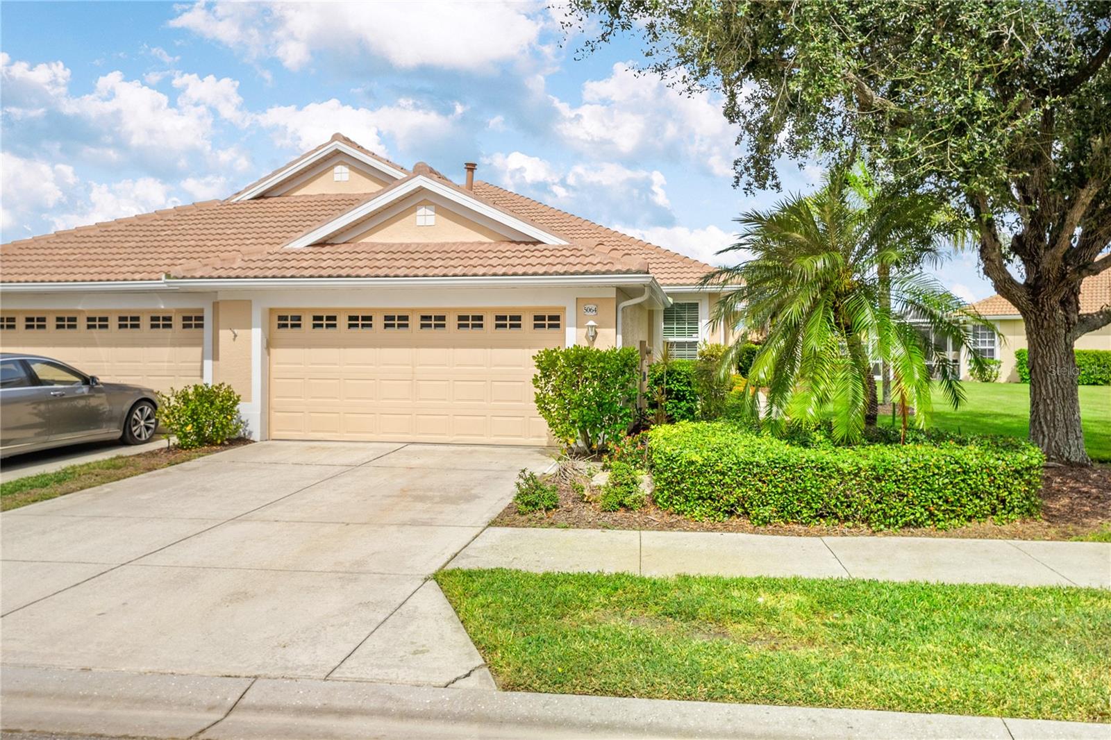 5064 WHISPERING OAKS DR — photo 2