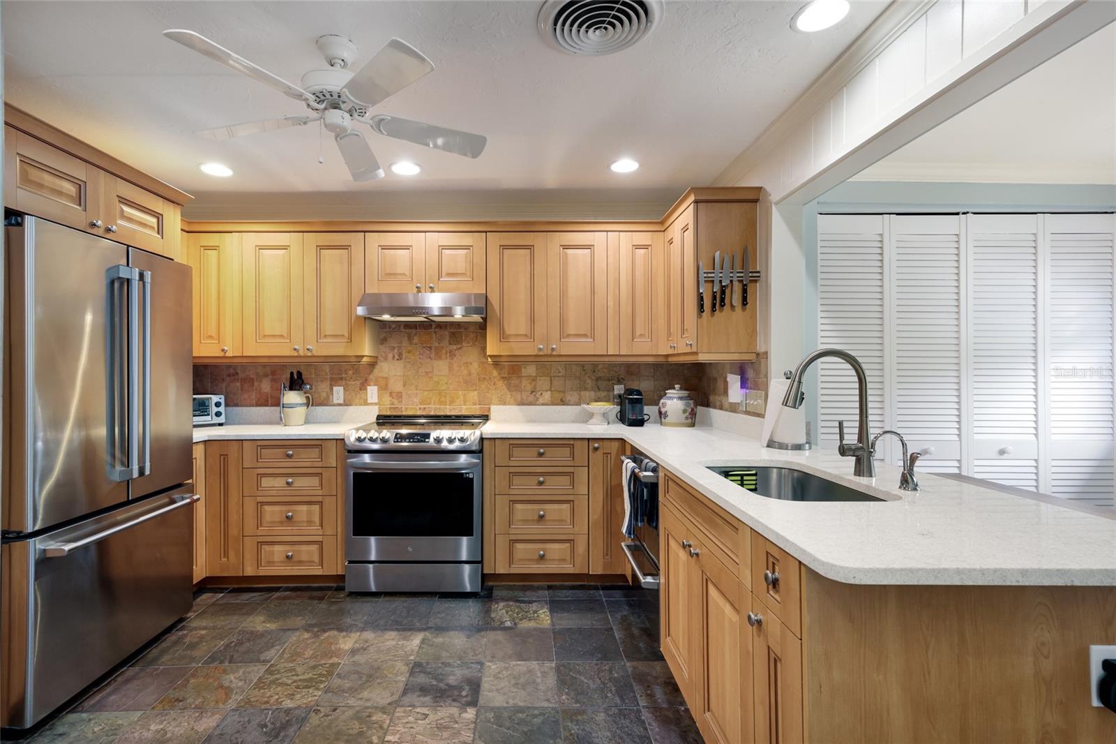 2070 HYDE PARK ST — photo 17