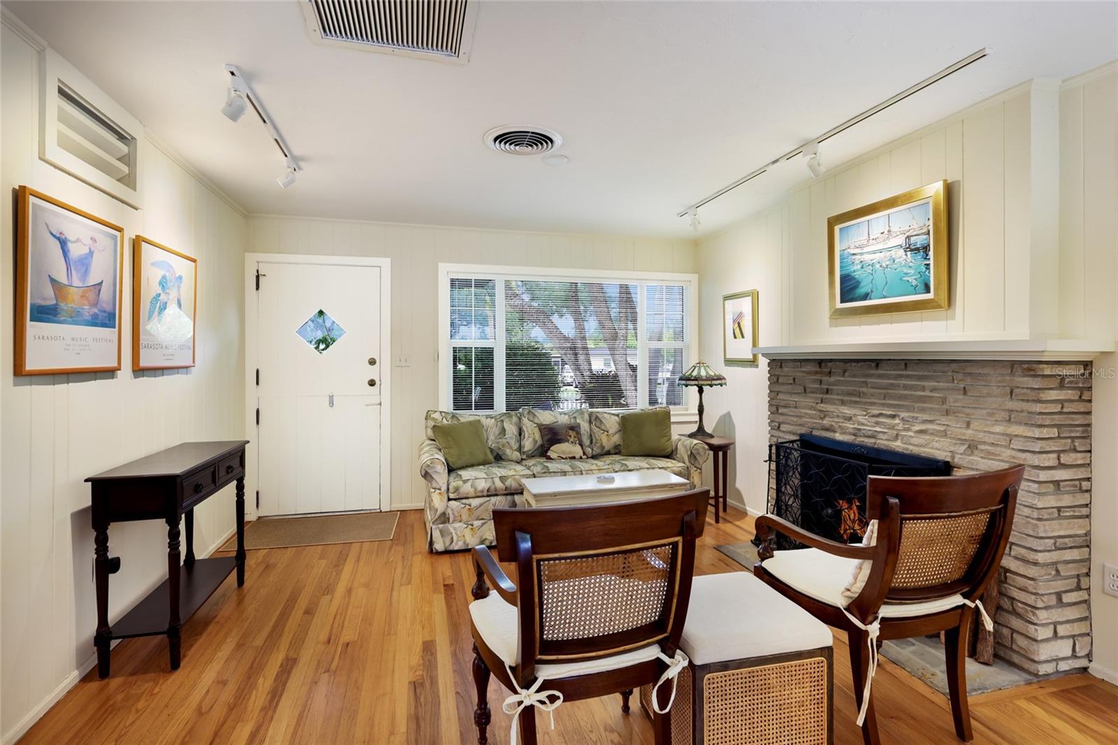2070 HYDE PARK ST — photo 8