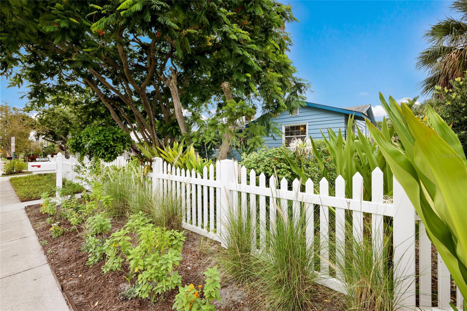 2070 HYDE PARK ST — photo 5