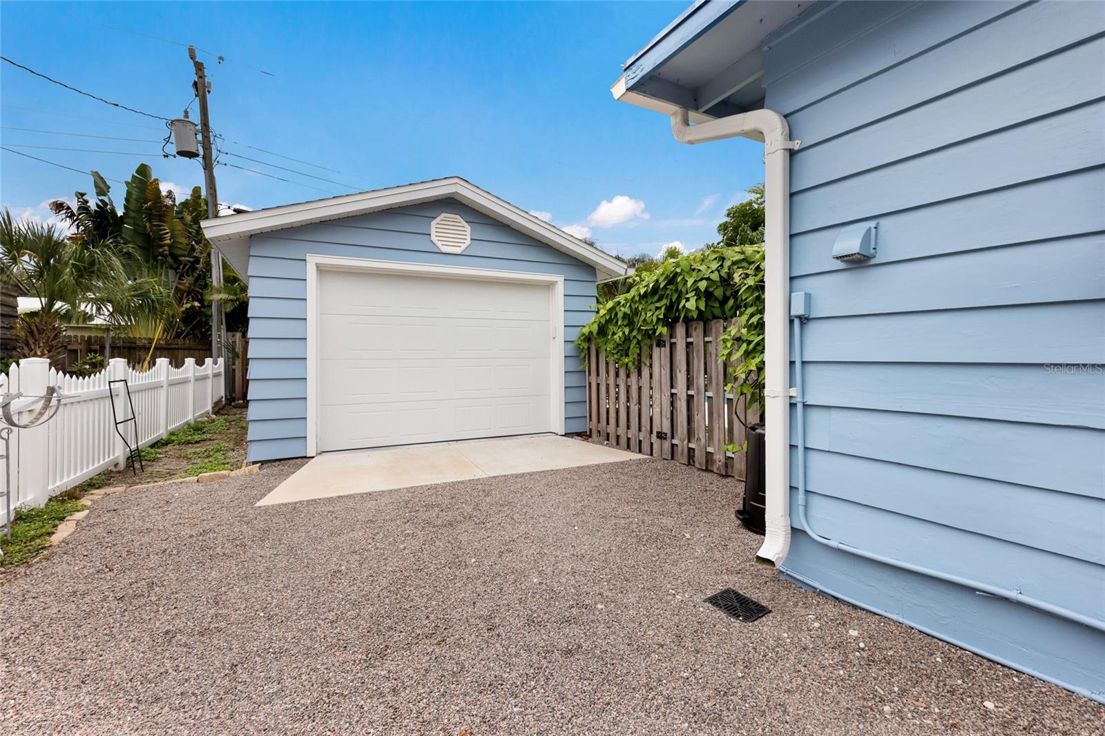 2070 HYDE PARK ST — photo 38