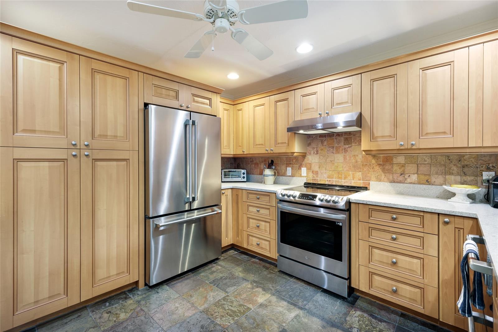 2070 HYDE PARK ST — photo 18