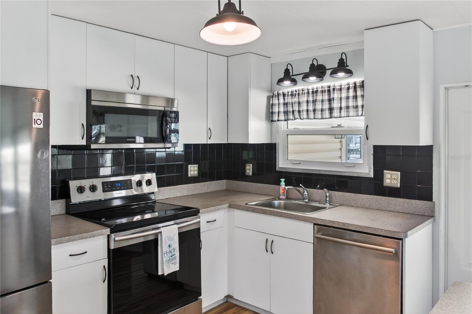 808 S GREEN CIR — photo 16