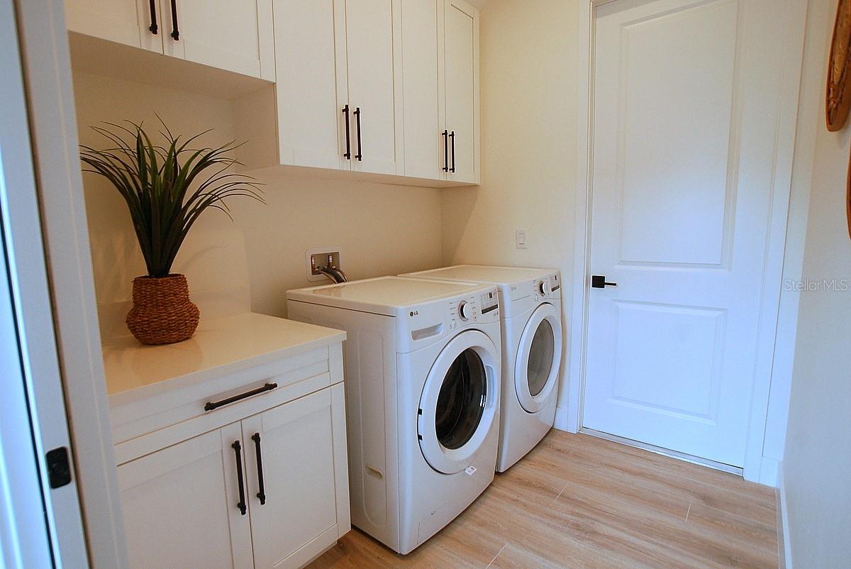 439 LOUDEN AVE — photo 36