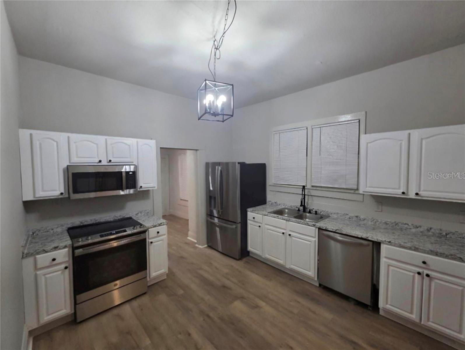 1908 N MITCHELL AVE — photo 3