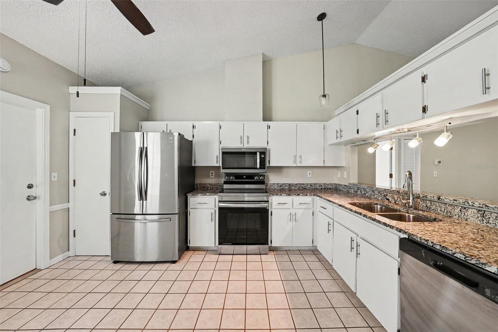 8116 MATTHEW DR — photo 6