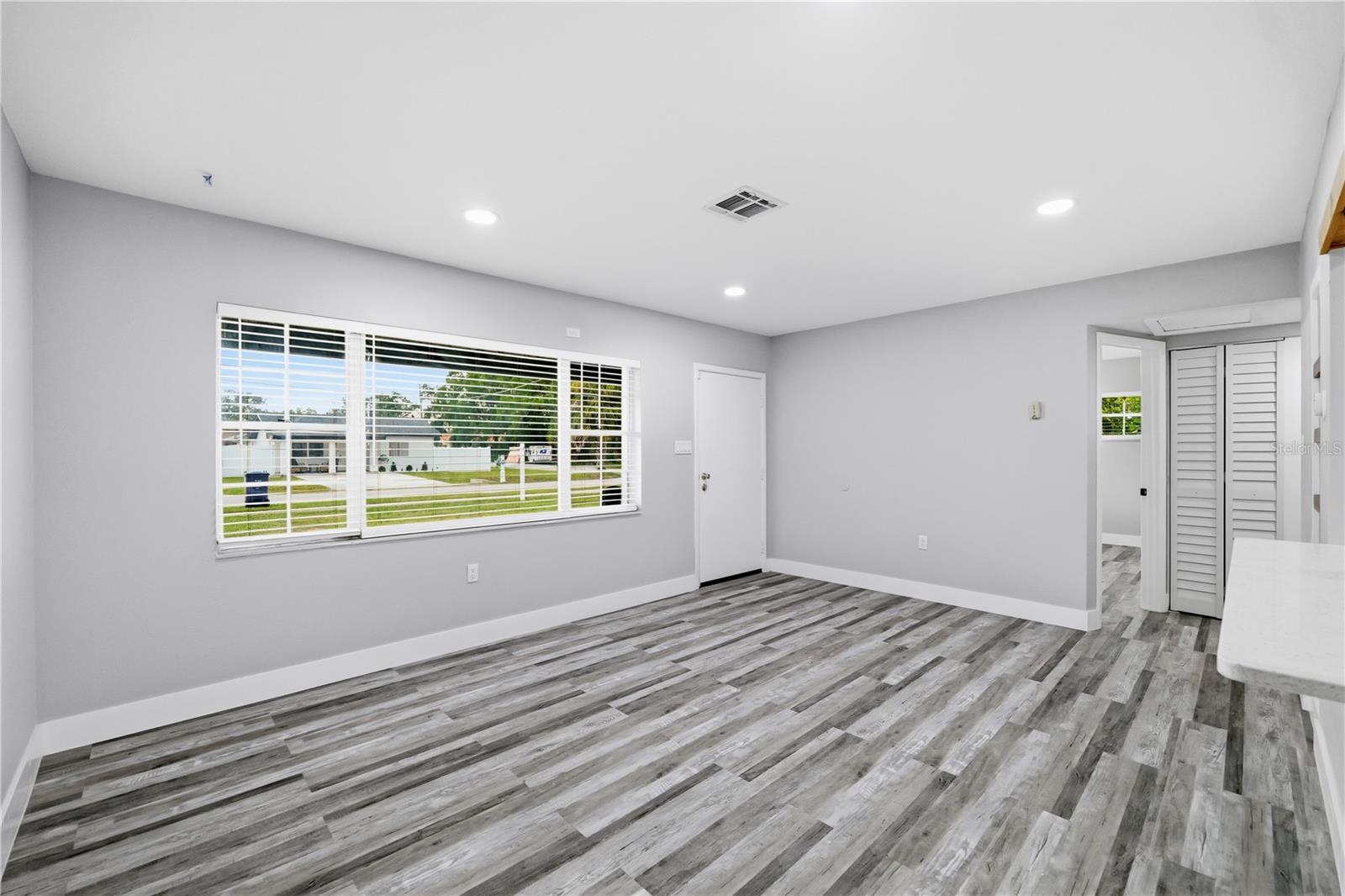 2607 W CREST AVE — photo 8