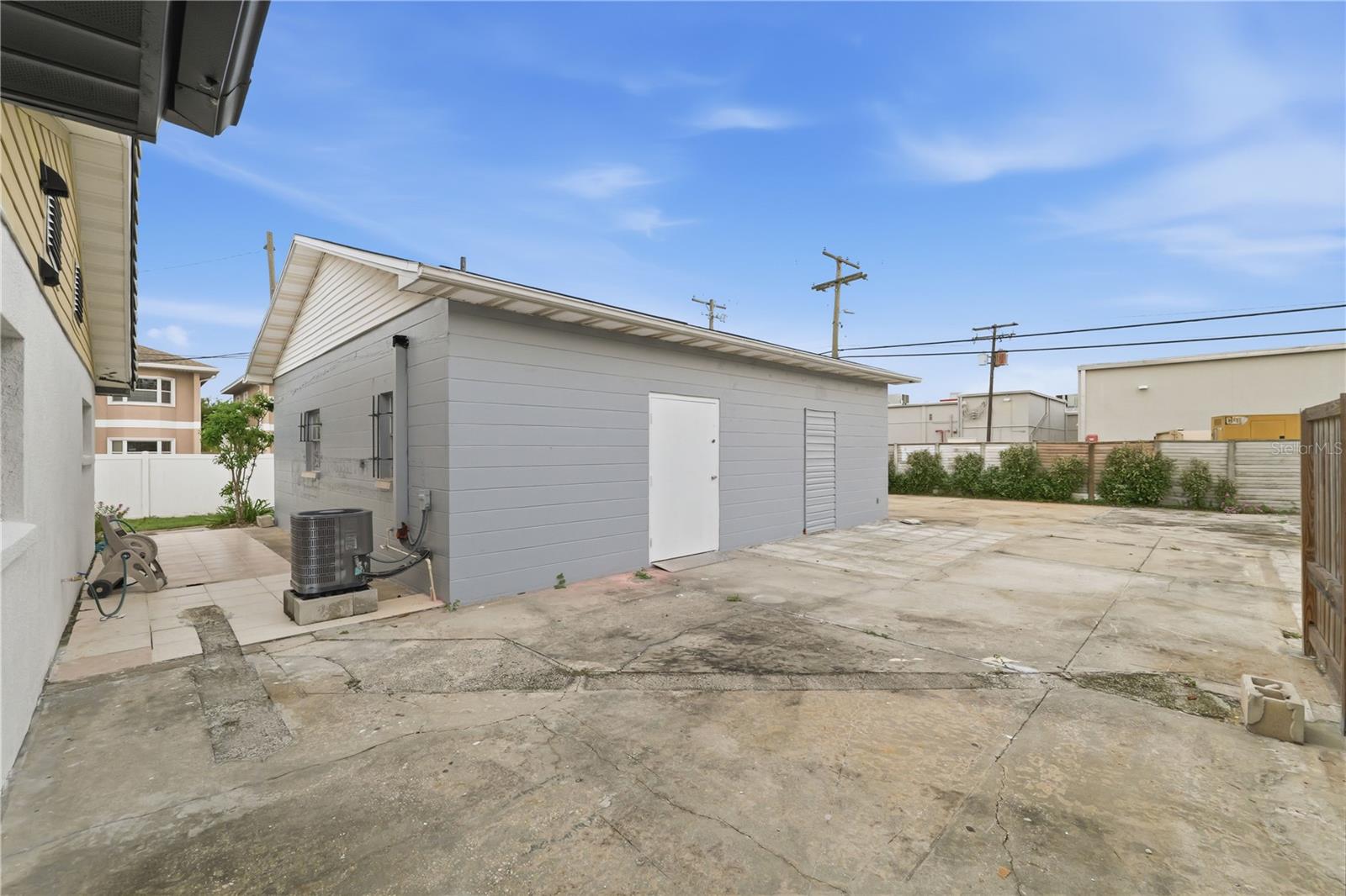 2607 W CREST AVE — photo 36