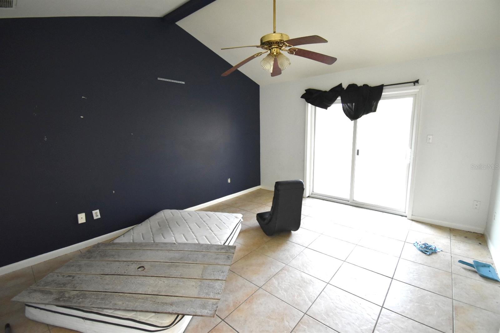 204 SHORE DR W — photo 5