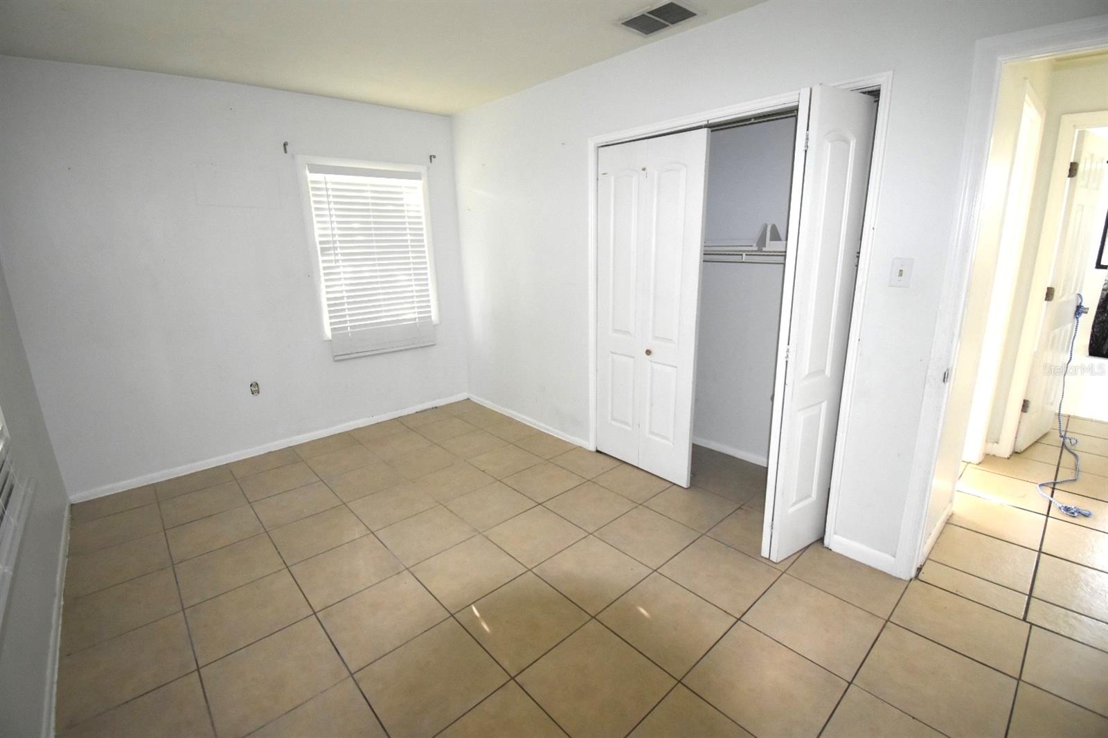 204 SHORE DR W — photo 10