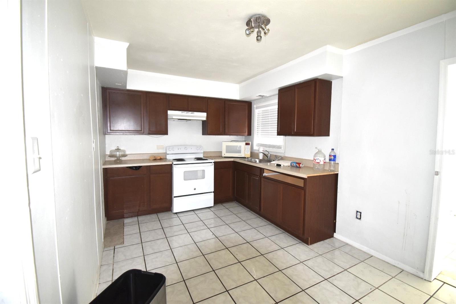 204 SHORE DR W — photo 4