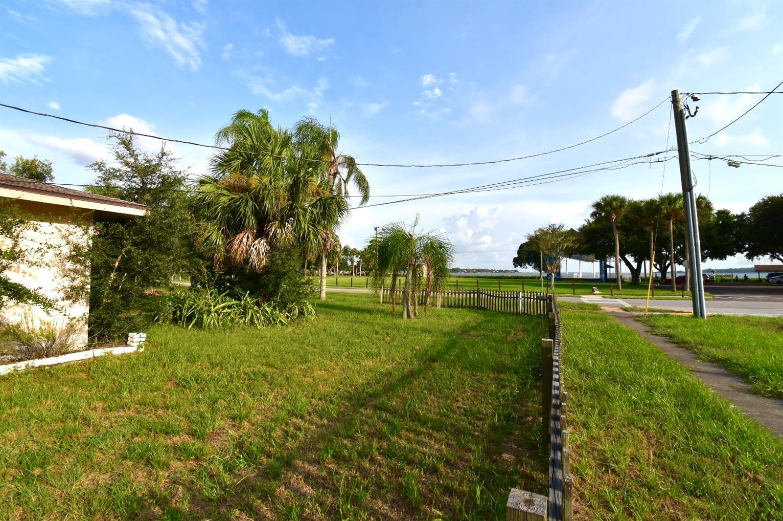204 SHORE DR W — photo 18