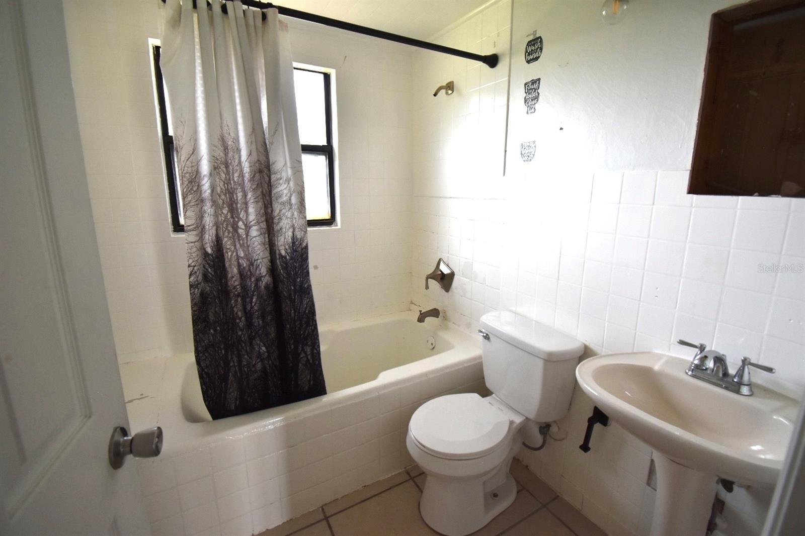 204 SHORE DR W — photo 12