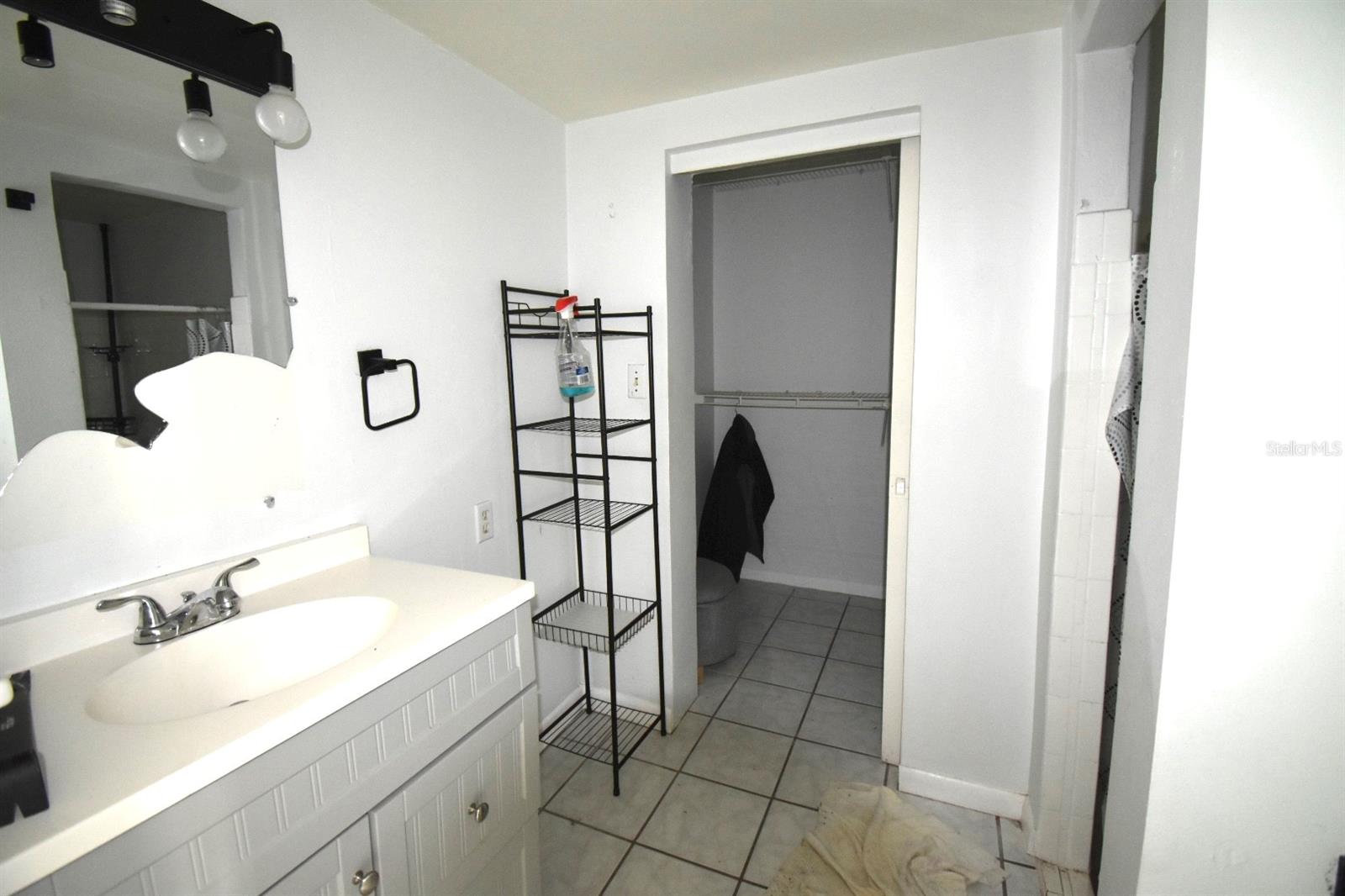 204 SHORE DR W — photo 8