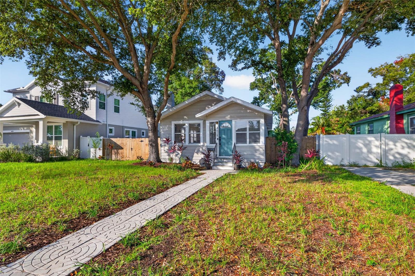 4624 IRIS ST N — photo 3
