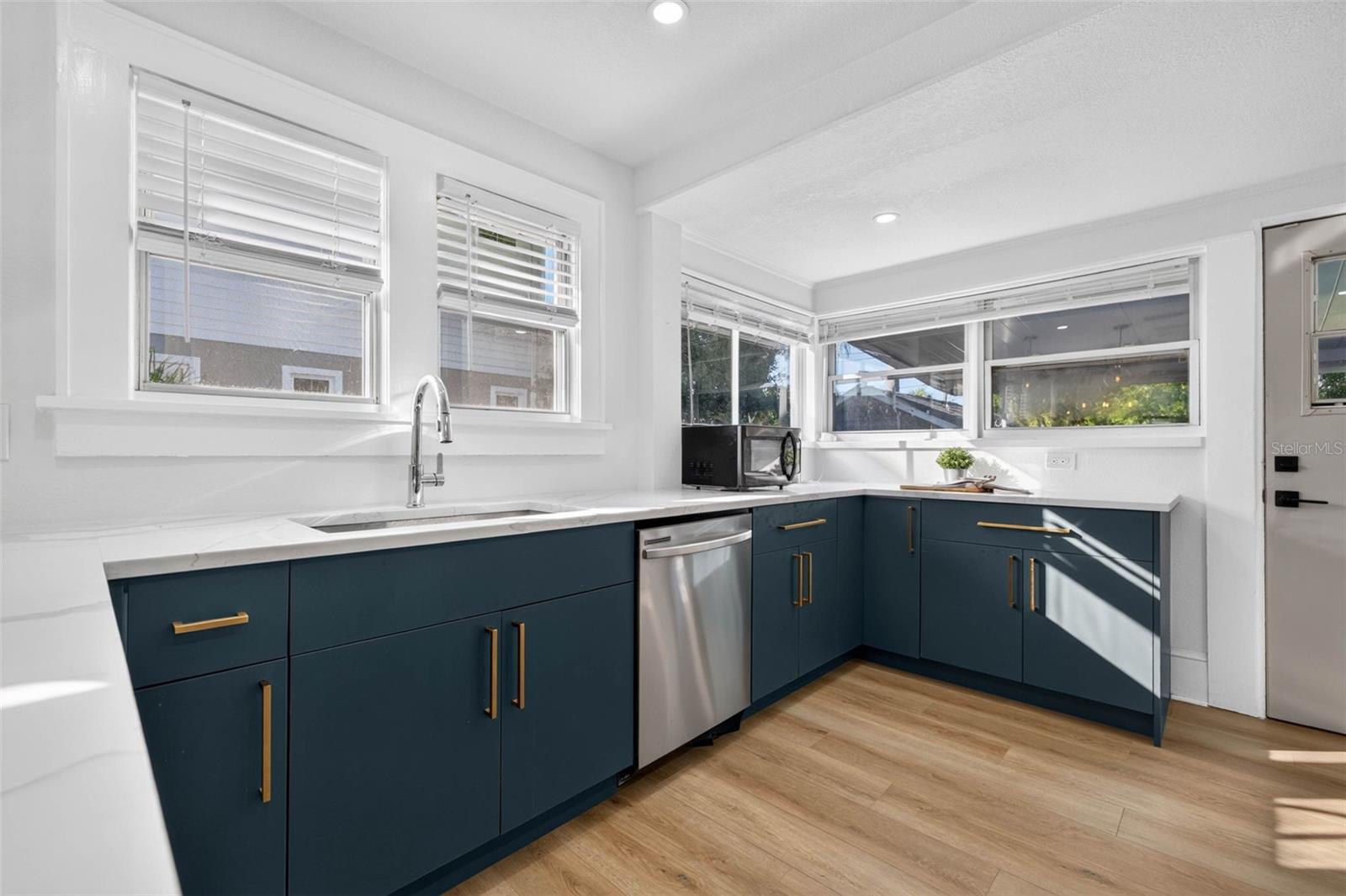 4624 IRIS ST N — photo 13
