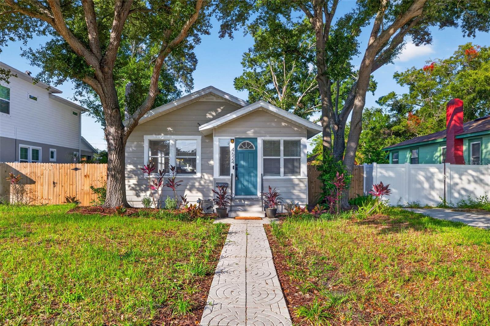 4624 IRIS ST N — photo 2