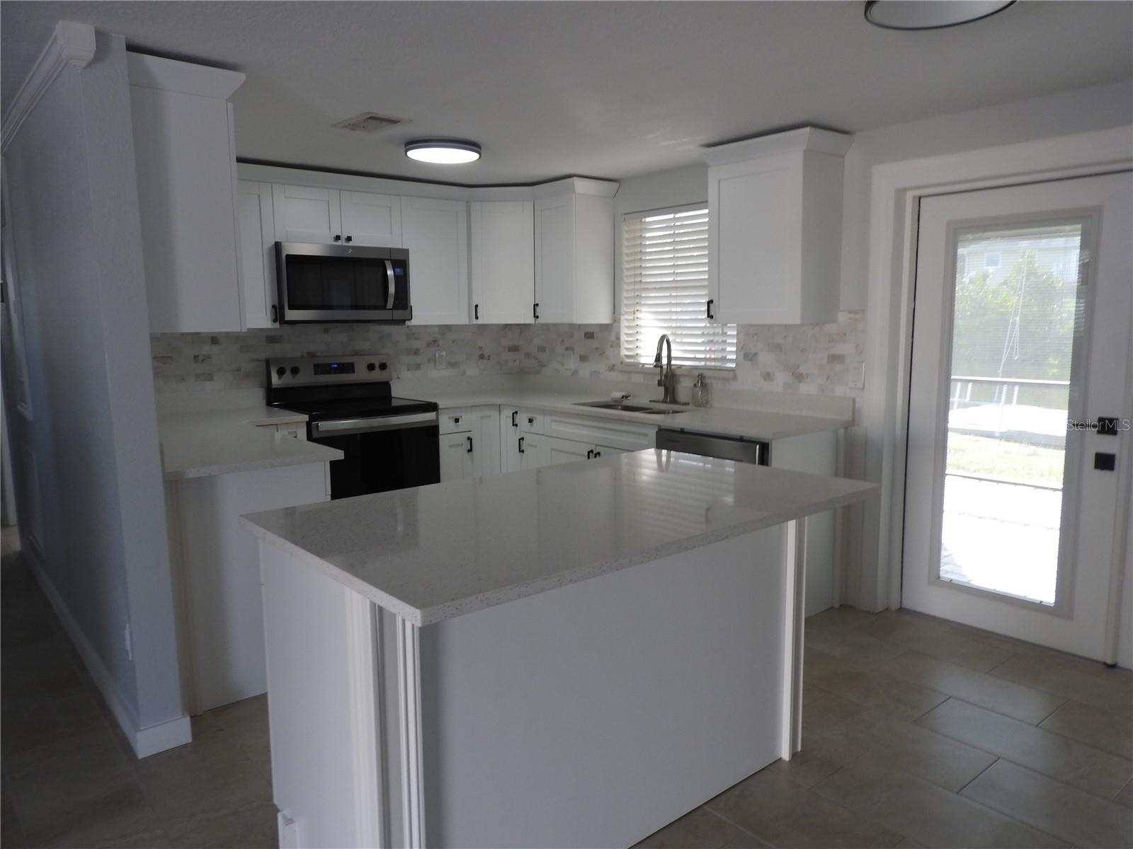 8822 ROCKY CREEK DR — photo 8